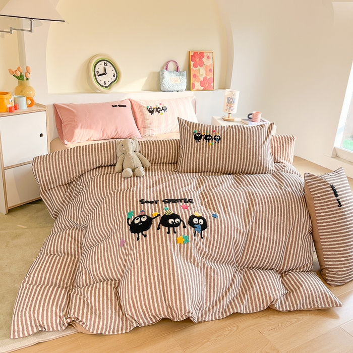 91家纺网 家纺一手货源 找家纺 千朵 2024新款全棉磨毛绣花毛巾绣四件套 咖条小煤球