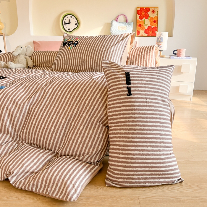 91家纺网 家纺一手货源 找家纺 千朵 2024新款全棉磨毛绣花毛巾绣四件套 咖条小煤球