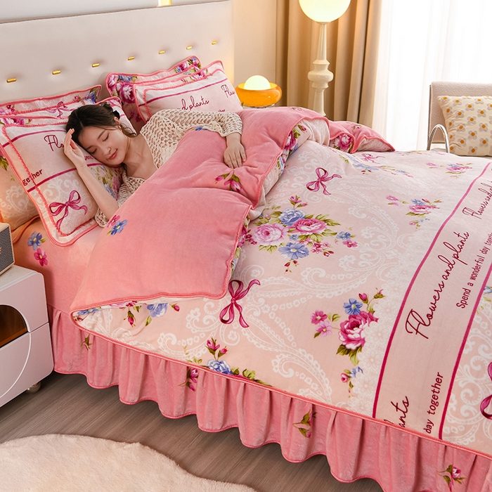 91家纺网 家纺一手货源 找家纺 芯诗曼2025新款8.5斤直播热款高克重牛奶绒法莱绒水晶金貂法莱绒四件套富贵牡丹