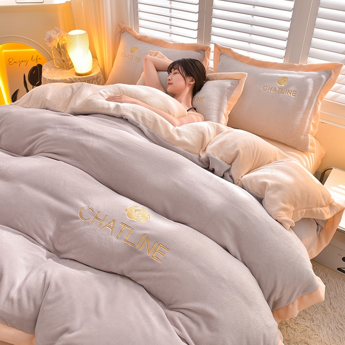 91家纺网 家纺一手货源 找家纺 简爱 2025新款牛奶绒纯色双拼拼角工艺款四件套-初暖 灰色奶白