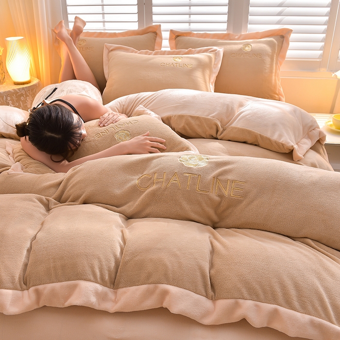 91家纺网 家纺一手货源 找家纺 简爱 2025新款牛奶绒纯色双拼拼角工艺款四件套-初暖 卡其奶白