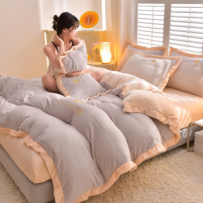 91家纺网 家纺一手货源 找家纺 简爱 2025新款牛奶绒纯色双拼拼角工艺款四件套-初暖 灰色奶白