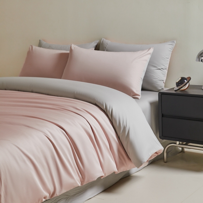 91家纺网 家纺一手货源 找家纺 秀色家纺 2025新款60支贡缎简约轻奢纯色长绒棉床上四件套全棉纯棉床笠款床品 量大价更优 米朵-蕊粉灰