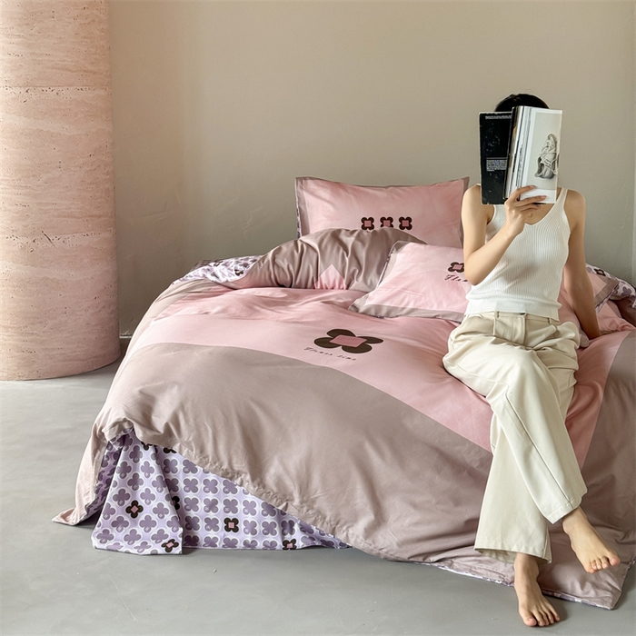 91家纺网 家纺一手货源 找家纺 窝米 2025春季新品全棉13372大版专版数码幸运草系列四件套-岚 岚-桃夭