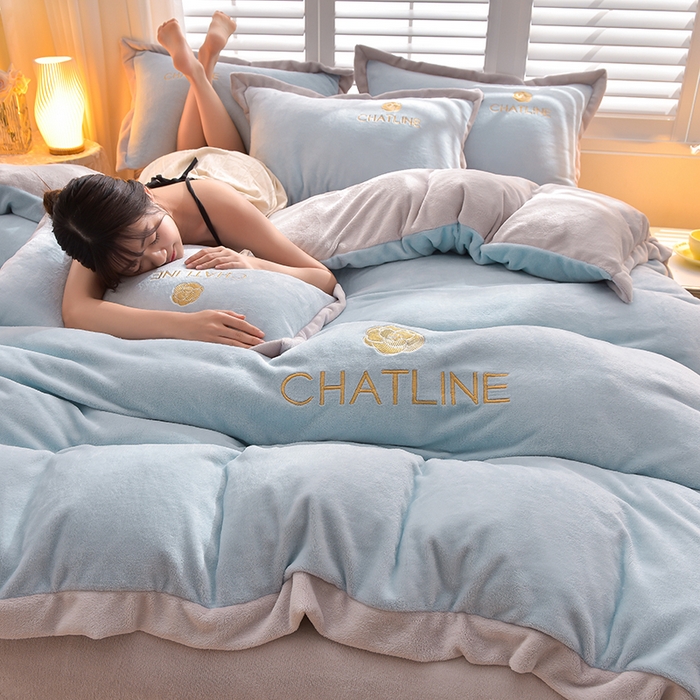 91家纺网 家纺一手货源 找家纺 简爱 2025新款牛奶绒纯色双拼拼角工艺款四件套-初暖 月光蓝灰