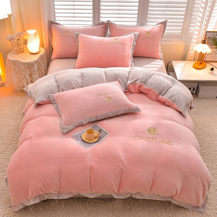 91家纺网 家纺一手货源 找家纺 简爱 2025新款牛奶绒纯色双拼拼角工艺款四件套-初暖 少女粉灰