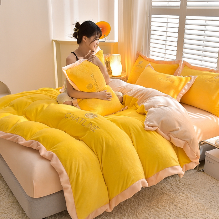 91家纺网 家纺一手货源 找家纺 简爱 2025新款牛奶绒纯色双拼拼角工艺款四件套-初暖 明亮黄奶白