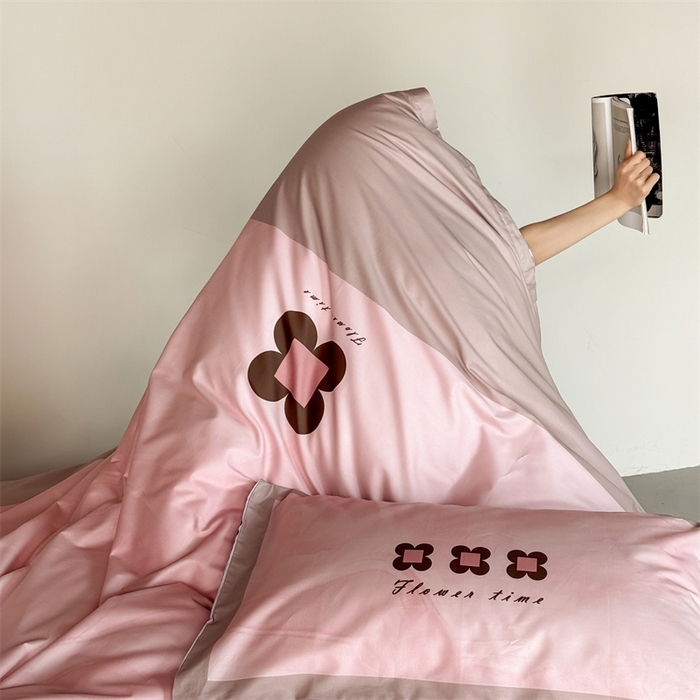 91家纺网 家纺一手货源 找家纺 窝米 2025春季新品全棉13372大版专版数码幸运草系列四件套-岚 岚-桃夭