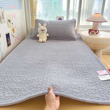 91家纺网 家纺一手货源 找家纺 赫梵茜 2024新款90✖200学生牛奶绒床盖灰色