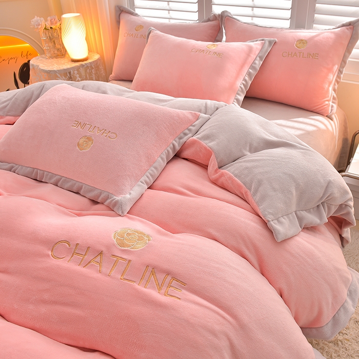 91家纺网 家纺一手货源 找家纺 简爱 2025新款牛奶绒纯色双拼拼角工艺款四件套-初暖 少女粉灰