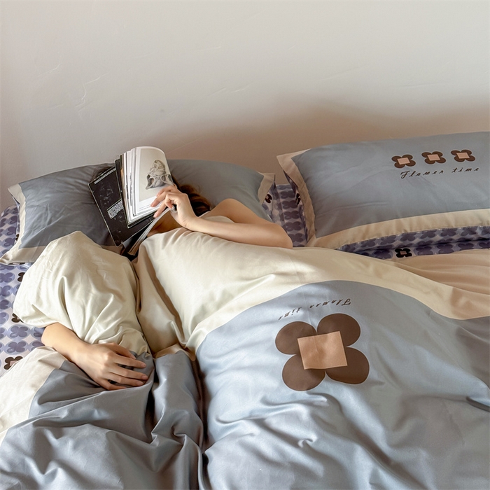 91家纺网 家纺一手货源 找家纺 窝米 2025春季新品全棉13372大版专版数码幸运草系列四件套-岚 岚-暮灰