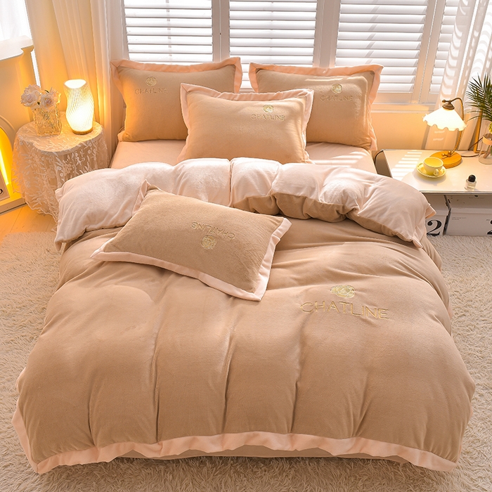 91家纺网 家纺一手货源 找家纺 简爱 2025新款牛奶绒纯色双拼拼角工艺款四件套-初暖 卡其奶白