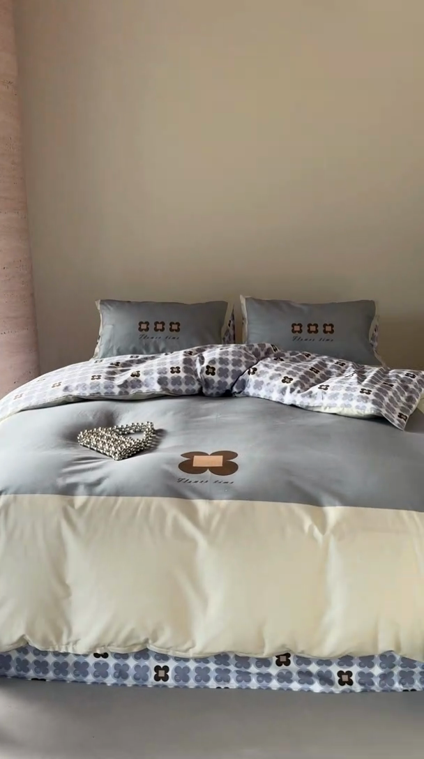 91家纺网 家纺一手货源 找家纺 窝米 2025春季新品全棉13372大版专版数码幸运草系列四件套-岚 岚-暮灰