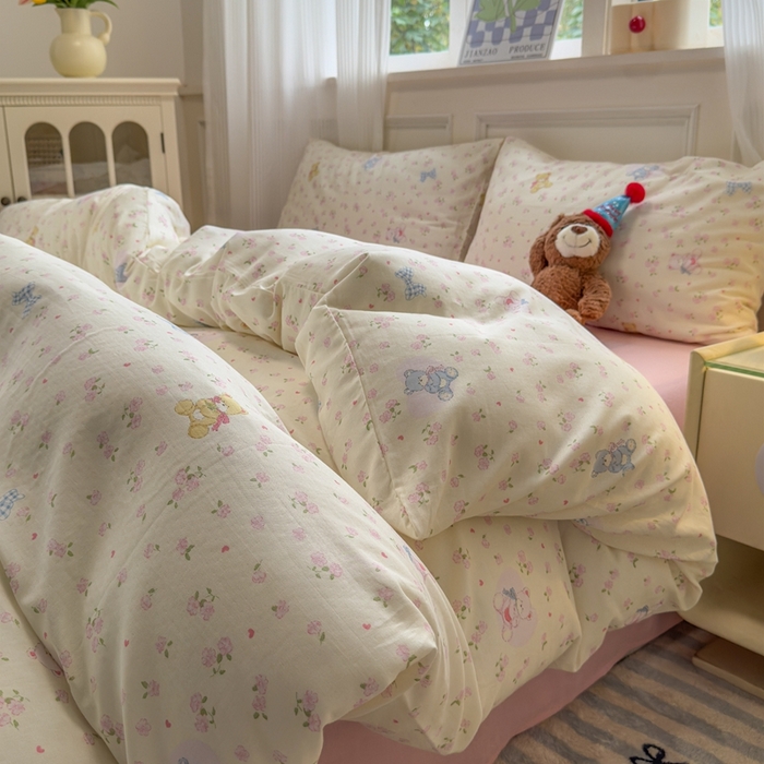 91家纺网 家纺一手货源 找家纺 曼之夏 2024新款全棉A类母婴级双层纱四件套 碎花小熊