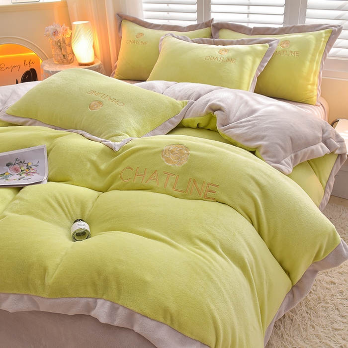 91家纺网 家纺一手货源 找家纺 简爱 2025新款牛奶绒纯色双拼拼角工艺款四件套-初暖 薄荷绿灰