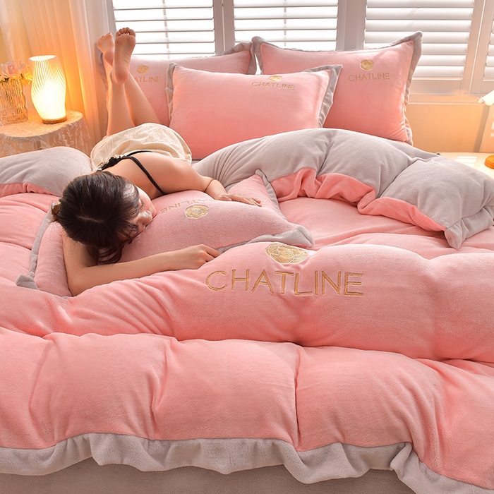 91家纺网 家纺一手货源 找家纺 简爱 2025新款牛奶绒纯色双拼拼角工艺款四件套-初暖 少女粉灰