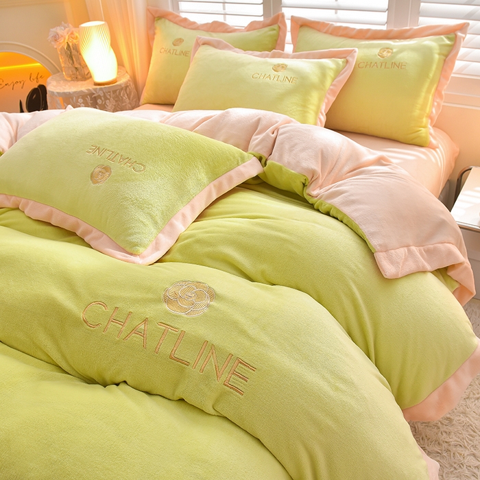 91家纺网 家纺一手货源 找家纺 简爱 2025新款牛奶绒纯色双拼拼角工艺款四件套-初暖 薄荷绿奶白