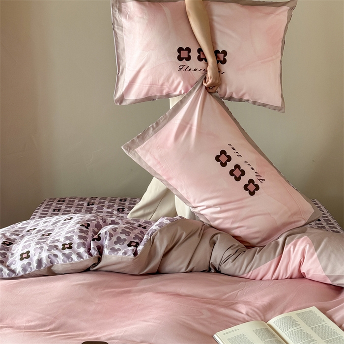 91家纺网 家纺一手货源 找家纺 窝米 2025春季新品全棉13372大版专版数码幸运草系列四件套-岚 岚-桃夭