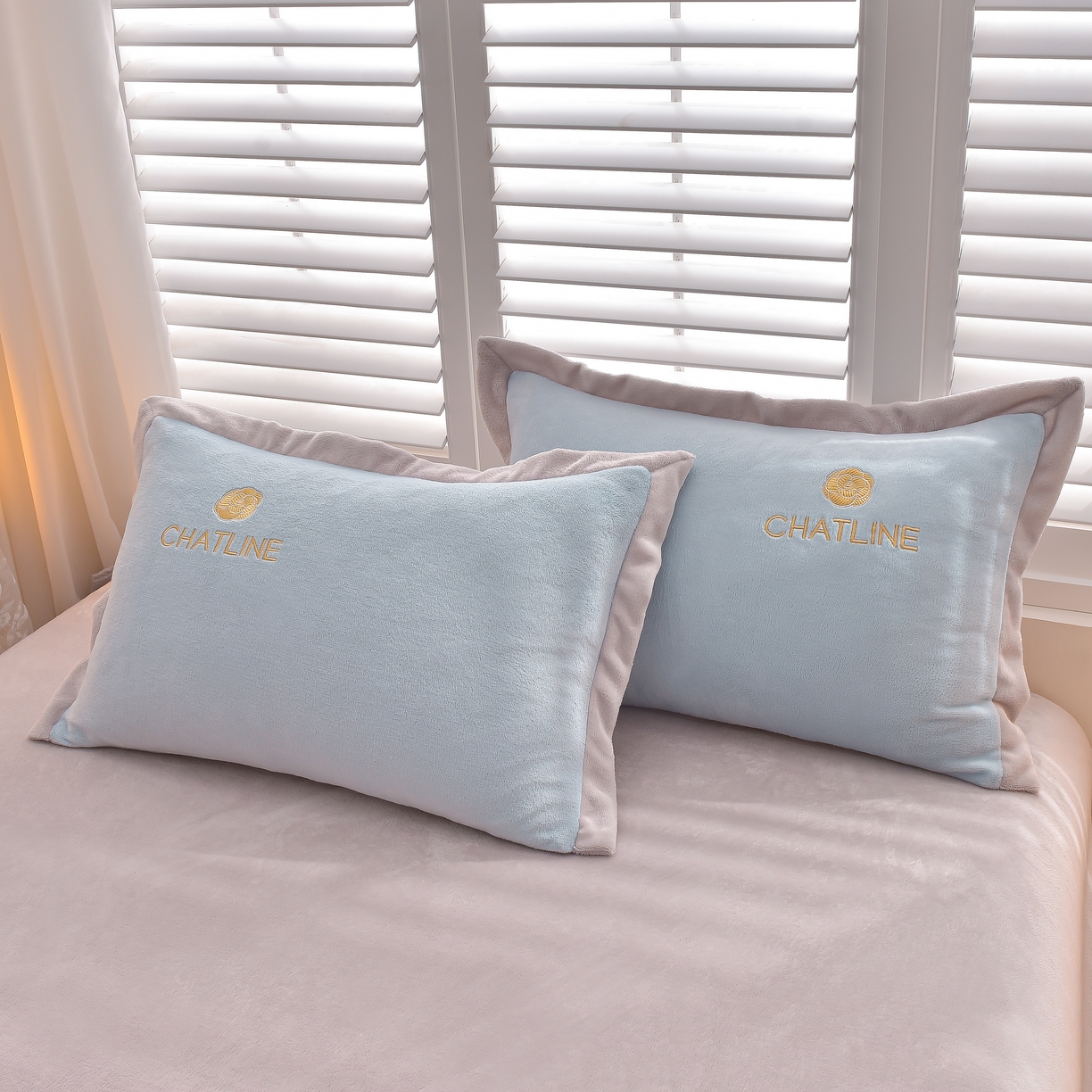 91家纺网 家纺一手货源 找家纺 简爱 2025新款牛奶绒纯色双拼拼角工艺款四件套-初暖 月光蓝灰