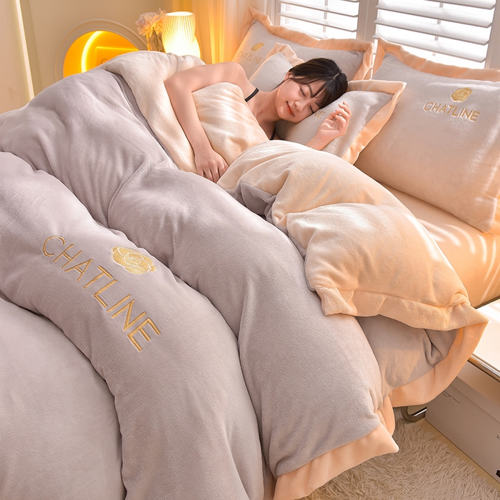 91家纺网 家纺一手货源 找家纺 简爱 2025新款牛奶绒纯色双拼拼角工艺款四件套-初暖 灰色奶白