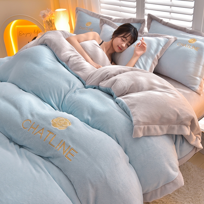 91家纺网 家纺一手货源 找家纺 简爱 2025新款牛奶绒纯色双拼拼角工艺款四件套-初暖 月光蓝灰