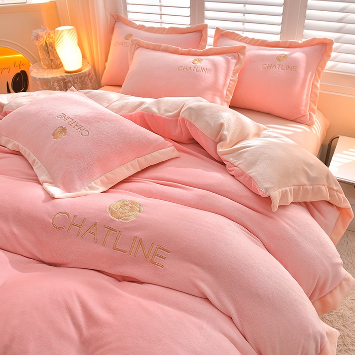 91家纺网 家纺一手货源 找家纺 简爱 2025新款牛奶绒纯色双拼拼角工艺款四件套-初暖 少女粉奶白