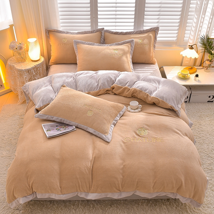 91家纺网 家纺一手货源 找家纺 简爱 2025新款牛奶绒纯色双拼拼角工艺款四件套-初暖 卡其灰