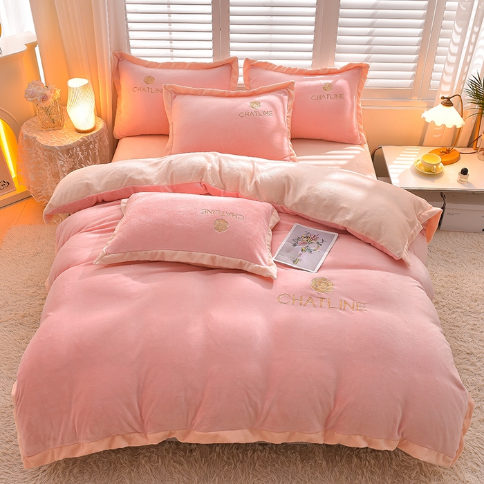 91家纺网 家纺一手货源 找家纺 简爱 2025新款牛奶绒纯色双拼拼角工艺款四件套-初暖 少女粉奶白