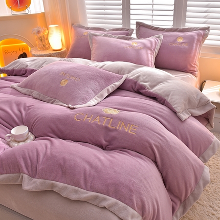 91家纺网 家纺一手货源 找家纺 简爱 2025新款牛奶绒纯色双拼拼角工艺款四件套-初暖 优雅紫灰