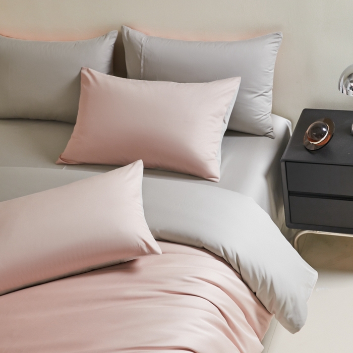 91家纺网 家纺一手货源 找家纺 秀色家纺 2025新款60支贡缎简约轻奢纯色长绒棉床上四件套全棉纯棉床笠款床品 量大价更优 米朵-蕊粉灰