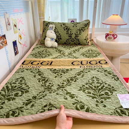 91家纺网 家纺一手货源 找家纺 （总）赫梵茜 2024新款90✖200学生牛奶绒床盖