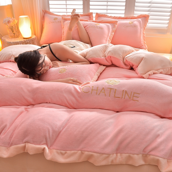 91家纺网 家纺一手货源 找家纺 简爱 2025新款牛奶绒纯色双拼拼角工艺款四件套-初暖 少女粉奶白