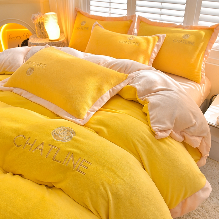 91家纺网 家纺一手货源 找家纺 简爱 2025新款牛奶绒纯色双拼拼角工艺款四件套-初暖 明亮黄奶白