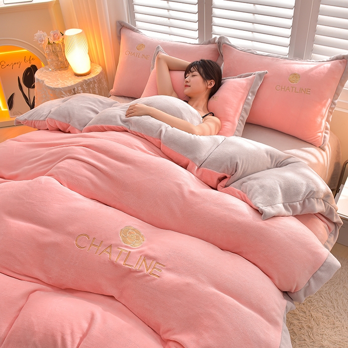 91家纺网 家纺一手货源 找家纺 简爱 2025新款牛奶绒纯色双拼拼角工艺款四件套-初暖 少女粉灰