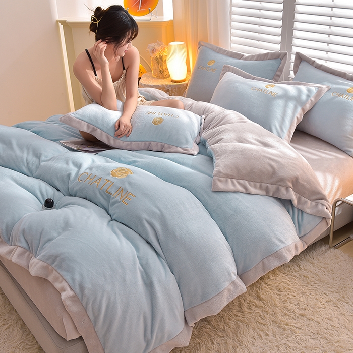 91家纺网 家纺一手货源 找家纺 简爱 2025新款牛奶绒纯色双拼拼角工艺款四件套-初暖 月光蓝灰