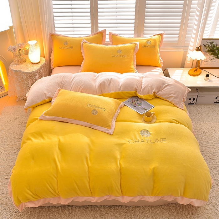 91家纺网 家纺一手货源 找家纺 简爱 2025新款牛奶绒纯色双拼拼角工艺款四件套-初暖 明亮黄奶白