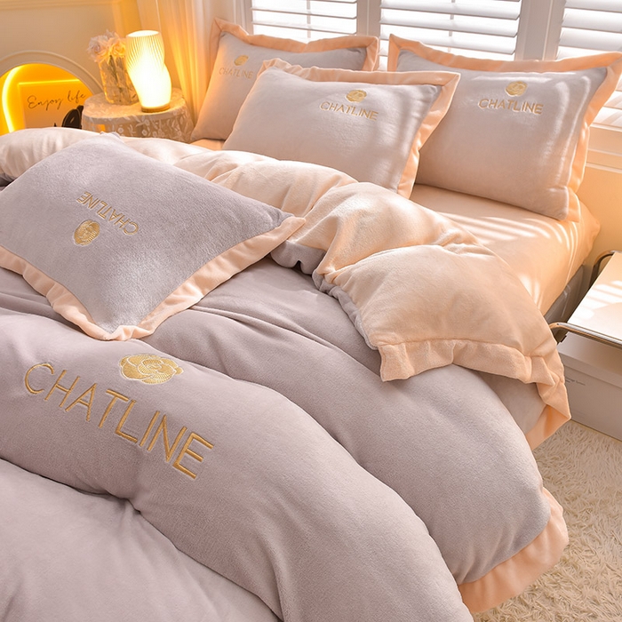 91家纺网 家纺一手货源 找家纺 简爱 2025新款牛奶绒纯色双拼拼角工艺款四件套-初暖 灰色奶白