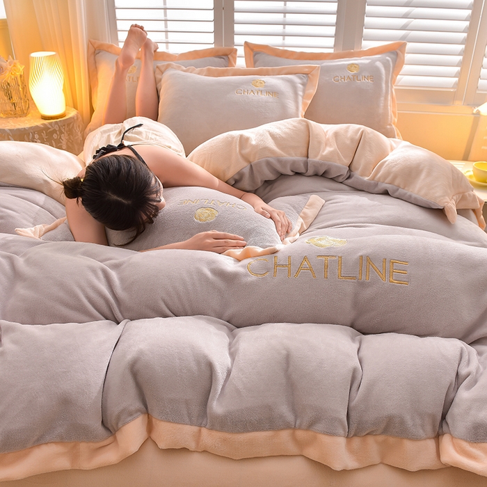 91家纺网 家纺一手货源 找家纺 简爱 2025新款牛奶绒纯色双拼拼角工艺款四件套-初暖 灰色奶白