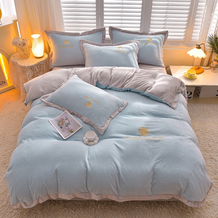 91家纺网 家纺一手货源 找家纺 简爱 2025新款牛奶绒纯色双拼拼角工艺款四件套-初暖 月光蓝灰