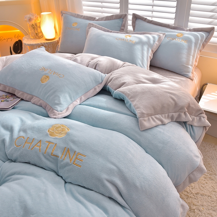 91家纺网 家纺一手货源 找家纺 简爱 2025新款牛奶绒纯色双拼拼角工艺款四件套-初暖 月光蓝灰