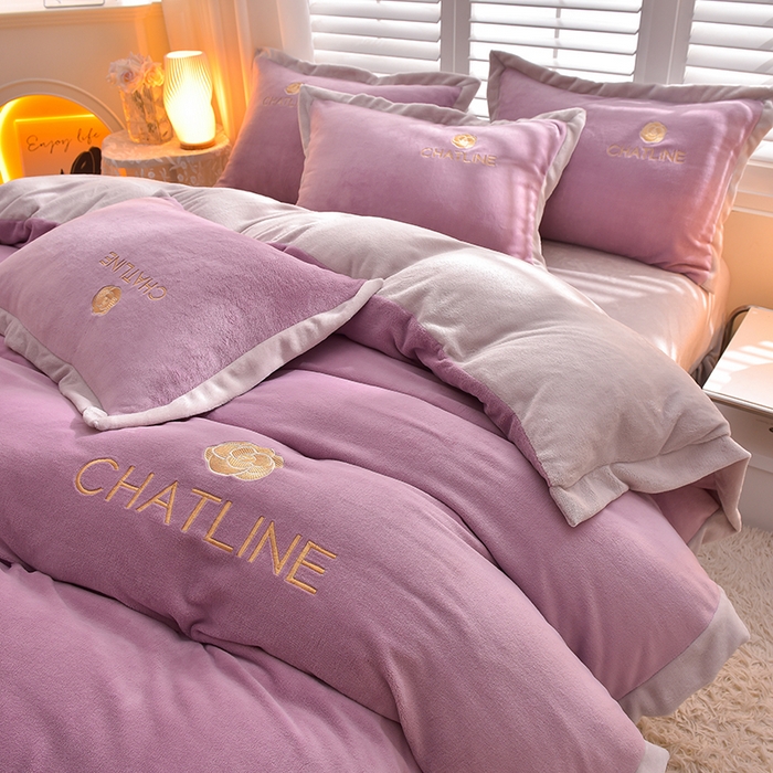 91家纺网 家纺一手货源 找家纺 简爱 2025新款牛奶绒纯色双拼拼角工艺款四件套-初暖 优雅紫灰