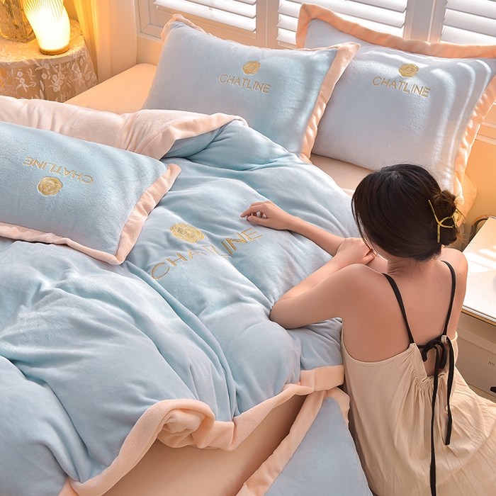 91家纺网 家纺一手货源 找家纺 （总）简爱 2025新款牛奶绒纯色双拼拼角工艺款四件套-初暖