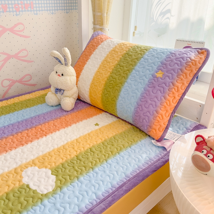 91家纺网 家纺一手货源 找家纺 赫梵茜 2024新款90✖200学生牛奶绒床盖彩虹