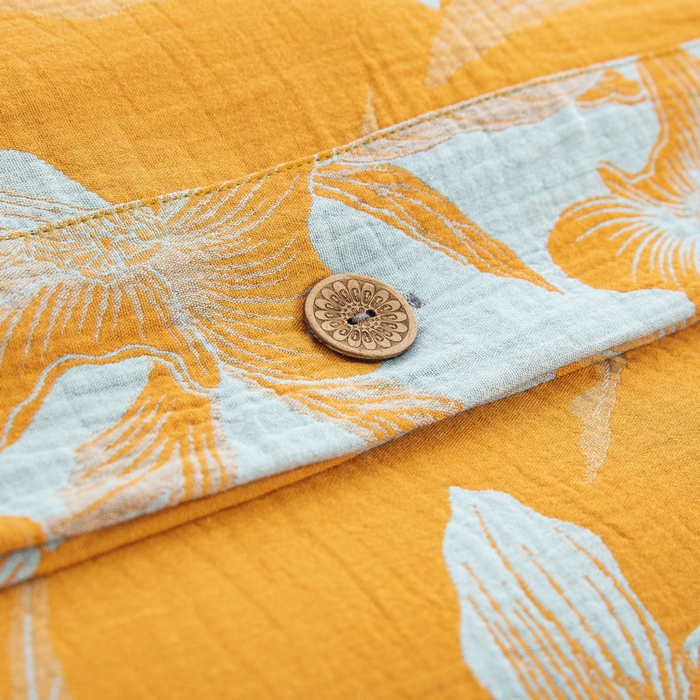 91家纺网 家纺一手货源 找家纺 鲁爱 2025新款全棉色织双层纱纽扣款四件套 花漫-黄