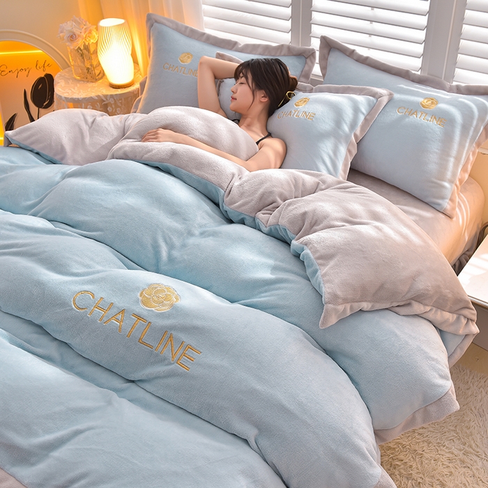 91家纺网 家纺一手货源 找家纺 简爱 2025新款牛奶绒纯色双拼拼角工艺款四件套-初暖 月光蓝灰