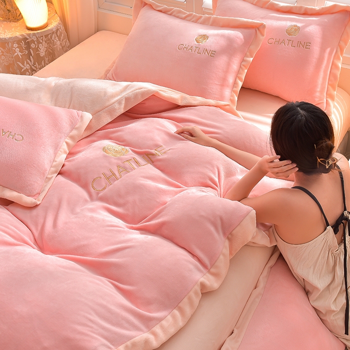 91家纺网 家纺一手货源 找家纺 简爱 2025新款牛奶绒纯色双拼拼角工艺款四件套-初暖 少女粉奶白