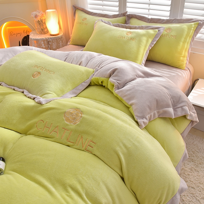 91家纺网 家纺一手货源 找家纺 简爱 2025新款牛奶绒纯色双拼拼角工艺款四件套-初暖 薄荷绿灰