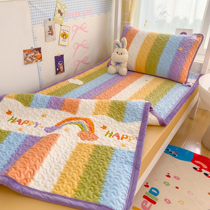 91家纺网 家纺一手货源 找家纺 赫梵茜 2024新款90✖200学生牛奶绒床盖彩虹