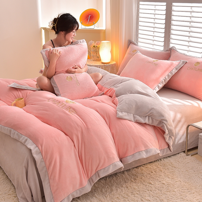 91家纺网 家纺一手货源 找家纺 简爱 2025新款牛奶绒纯色双拼拼角工艺款四件套-初暖 少女粉灰