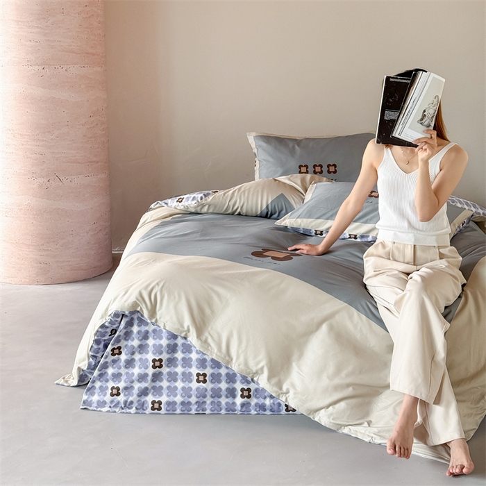 91家纺网 家纺一手货源 找家纺 窝米 2025春季新品全棉13372大版专版数码幸运草系列四件套-岚 岚-暮灰